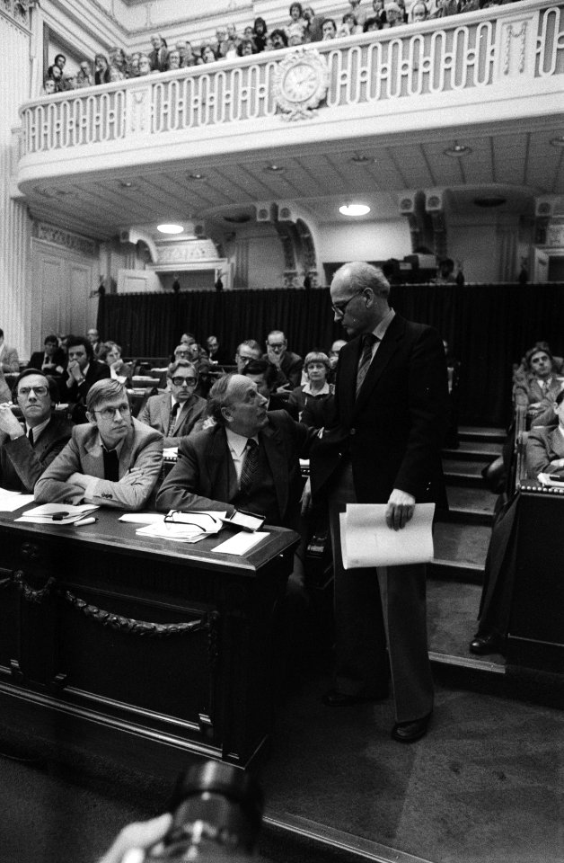 Tweede kamer , debat over zaak Aantjes Wolff (staand) CPN in gesprek met CDA-er, Bestanddeelnr 929-9989