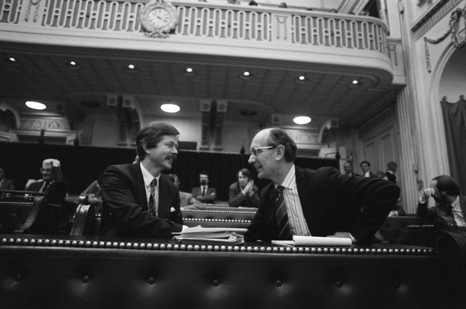 Tweede Kamer , bezuinigingsdebat J. Voorhoeve (VVD) feliciteert B. de Vries (CD, Bestanddeelnr 934-2205