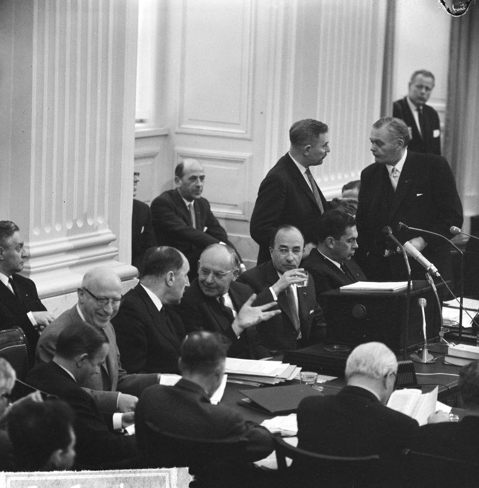 Tweede Kamer , het kabinet voorgrond v.r.n.l. de minister Veldkamp, Suurhof, De , Bestanddeelnr 917-6965