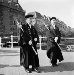 Twee pedels lopen over de brug over het Rapenburg bij het Academiegebouw, Bestanddeelnr 900-7912