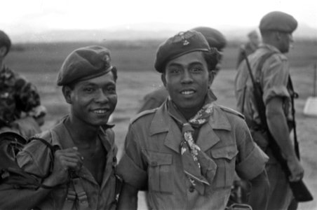 Twee parachutisten van het Korps Speciale Troepen op een vliegveld, Bestanddeelnr 2690