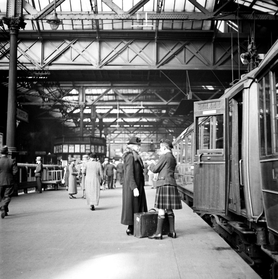 Twee reizigers op het perron van Waverley Station voor de ingang van een treinst, Bestanddeelnr 254-3517