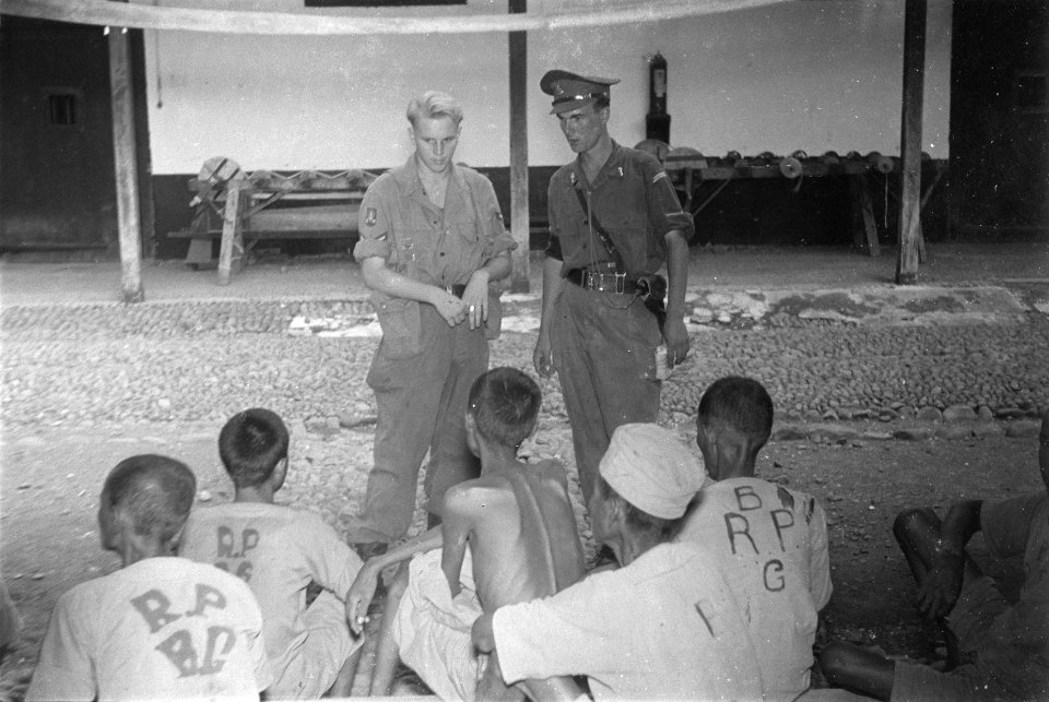 Twee Nederlandse militairen (waarvan één M.P.) met (krijgs)gevangenen Op hun, Bestanddeelnr 117-5-6