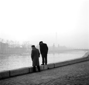 Twee mannen op de kade van de Seine in Parijs, Bestanddeelnr 254-0218 photo