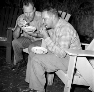 Twee mannen in adirondacks chairs aan de maatijd, Bestanddeelnr 252-3092