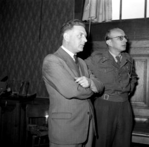 Twee mannen kijken toe bij de restauratie van De Nachtwacht, waarvan rechts in k, Bestanddeelnr 254-2354