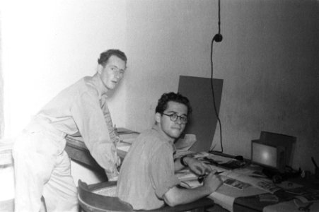 Twee mannen kijken om Ze lijken foto's te beschrijven Medewerkers Legervoorli, Bestanddeelnr 53-2-1