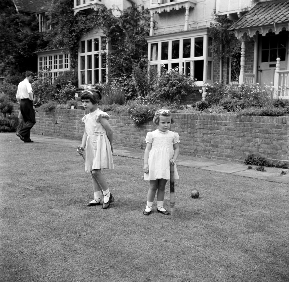 Twee meisjes Martineau in de tuin van de Old Lodge in Terlow (Buckinghamshire) b, Bestanddeelnr 254-2884