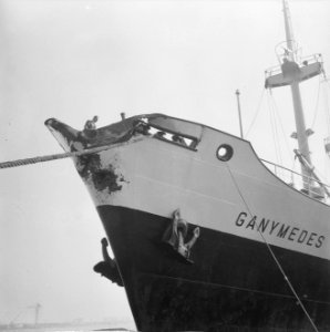Twee schepen botsen op Noordzeekanaal, de Ganymedis (KNSM met gehavende voorstev, Bestanddeelnr 917-6524