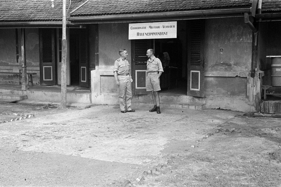 Twee officieren voor het kantoor Coördinatie Militair Vervoer Havencommandant, Bestanddeelnr 177-4-3
