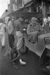 Twee Nederlandse militairen waarvan een een 2e luitenant in een jeep in een wink, Bestanddeelnr 125-4-5