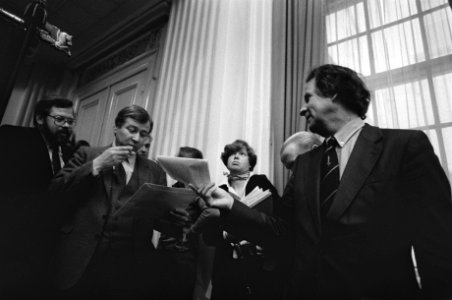 Tweede Kamer , brieven staatssecretaris VROM over huurbeleid in 1981, enz. Marcel van Dam (l) in discussie met Staatssecr Brokx, Bestanddeelnr 931-3532