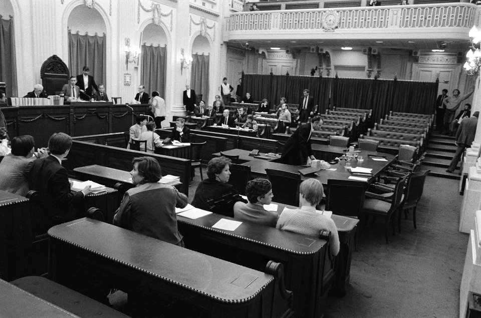 Tweede Kamer , lege PvdA-banken op de Dag van de Arbeid, Bestanddeelnr 933-3126