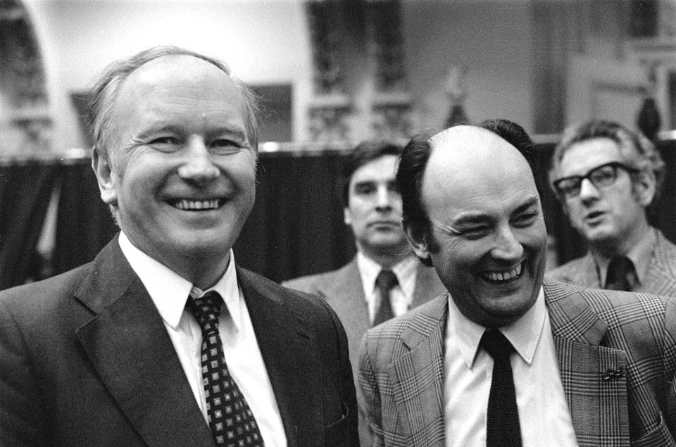 Tweede Kamer , medianota Kruisinga (HU) met Aantjes (AR) (rechts), Bestanddeelnr 928-3994