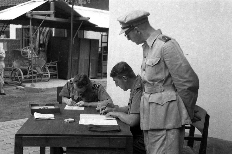 Twee officieren (links luitenant Luchtmacht, rechts 1e luitenant Landmacht ) ma, Bestanddeelnr 2220