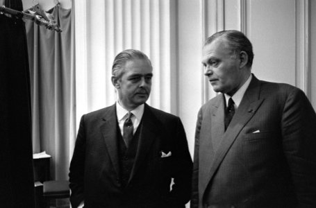 Tweede Kamer , kwestie Amsterdam, Minister Smallenbroek (rechts) en Geertsema sa, Bestanddeelnr 919-3515