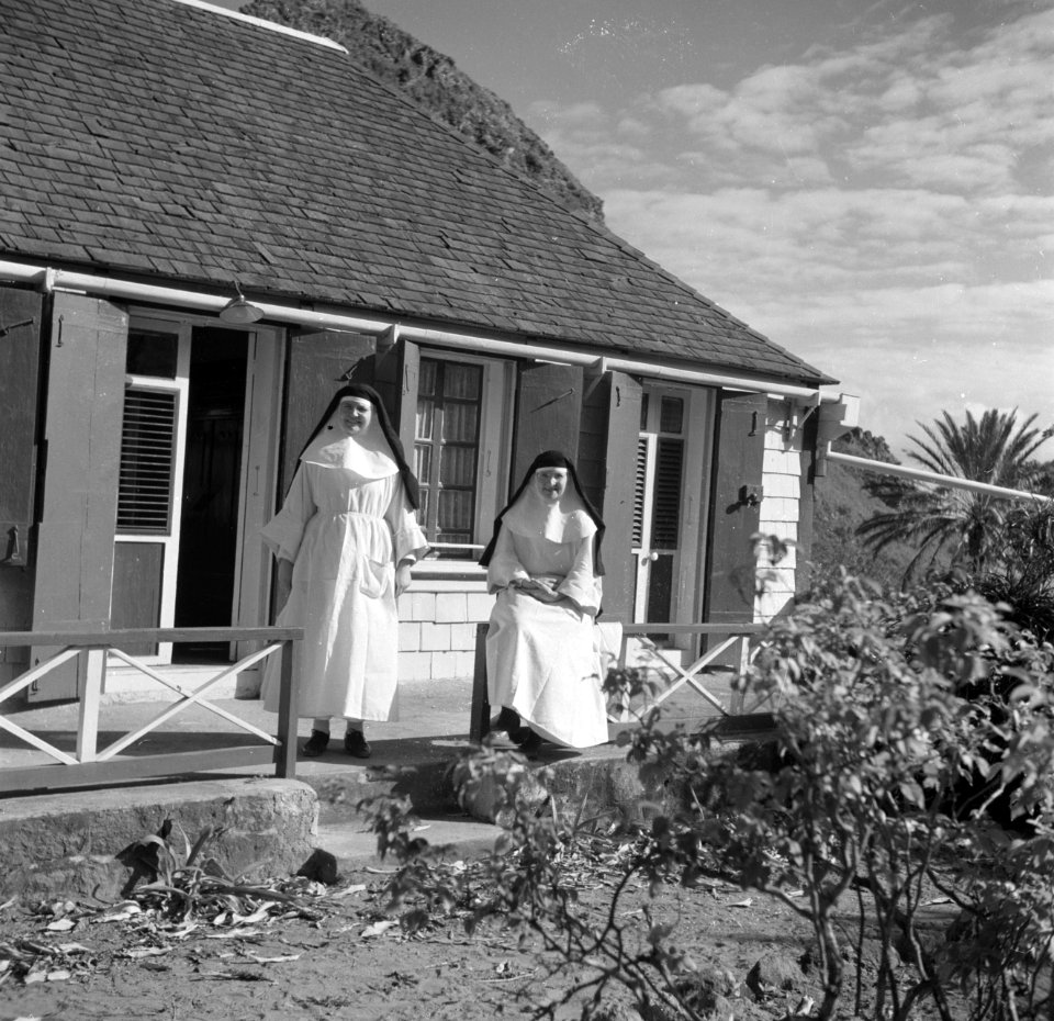 Twee nonnen bij een huis in The Bottom op Saba, Bestanddeelnr 252-8212