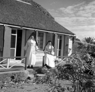 Twee nonnen bij een huis in The Bottom op Saba, Bestanddeelnr 252-8212