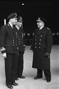 Twee Nederlandse piloten van een Mitchell bommenwerpers squadron ontvangen de Di, Bestanddeelnr 934-8683