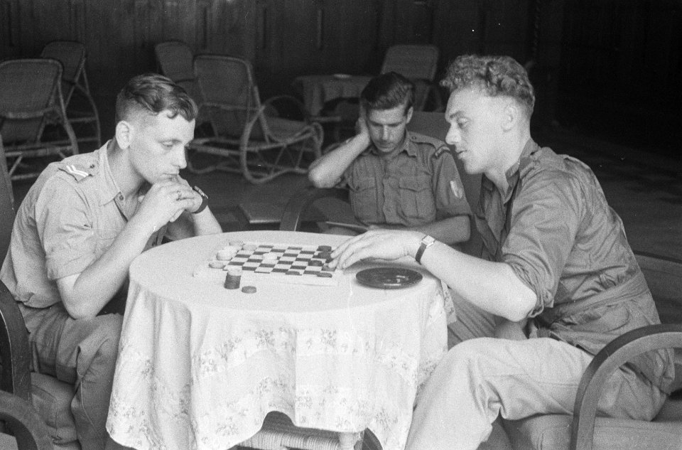 Twee Nederlandse militairen spelen een partij dammen, Bestanddeelnr 1616-2-2