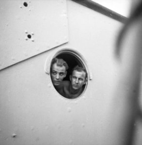 Twee repatrierende militairen kijken door een patrijspoort, Bestanddeelnr 12708