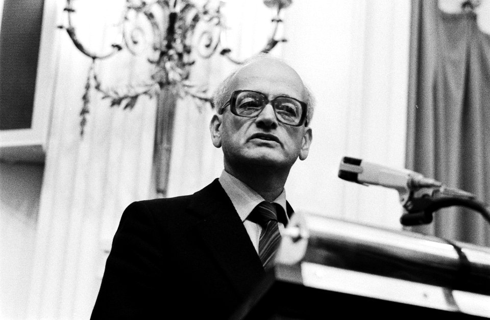 Tweede kamer , debat over zaak Aantjes Wolff (CPN) aan het woord (kop), Bestanddeelnr 929-9994
