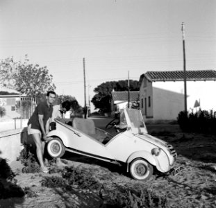 Twee mannen tillen een Voisin op, Bestanddeelnr 254-0732