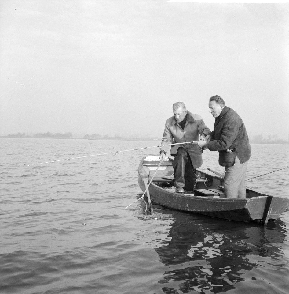 Twee mannen terwijl zij staand vissen vanaf een roeiboot, Bestanddeelnr 918-4483