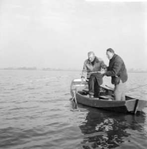 Twee mannen terwijl zij staand vissen vanaf een roeiboot, Bestanddeelnr 918-4483