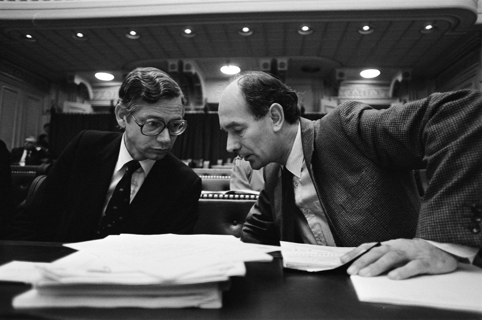 Tweede Kamer , debat tweeverdieners CDA-woordvoerder Van Iersel (l) in gesprek , Bestanddeelnr 933-1342