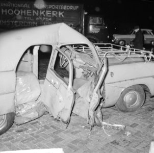 Twee personenwagens in botsing op kruising Geerban Plesmanlaan, een van de autos, Bestanddeelnr 917-2905