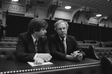 Tweede Kamer , debat WIR-conflict VVD-woordvoerder Voorhoeve (l) en Nijhuis, Bestanddeelnr 934-2625