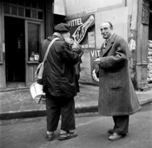 Twee rokende mannen in gesprek, op straat voor het café, Bestanddeelnr 252-9492
