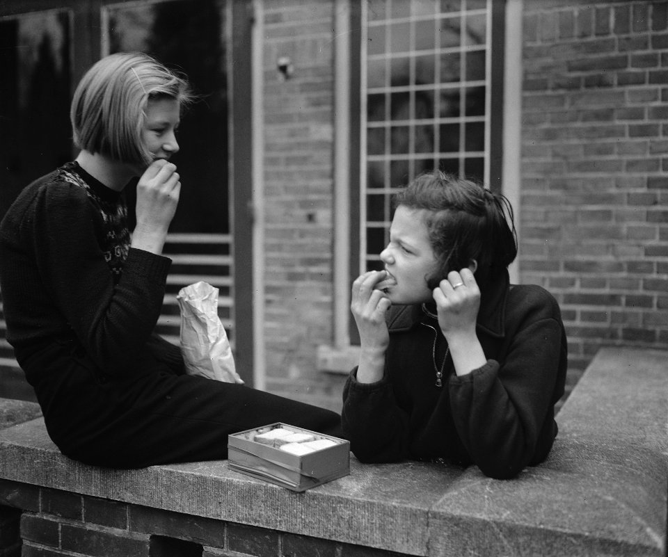 Twee meisjes eten boterhammen, Bestanddeelnr 901-4101