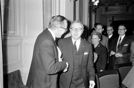 Tweede Kamer , belastingvoorstellen aangenomen, Peschaar (links) feliciteert Pre, Bestanddeelnr 919-8840