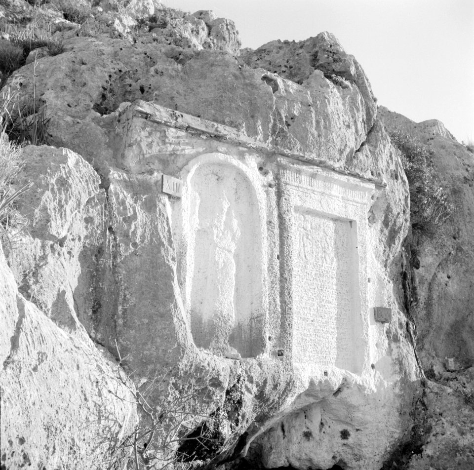 Twee reliëfs in de rotsen van de vallei van Nahr el Kelb, Bestanddeelnr 255-6444