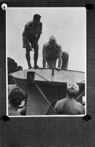 Twee marine officieren zitten op een vleugel van een vliegtuig. Rechts Commandan, Bestanddeelnr 8711