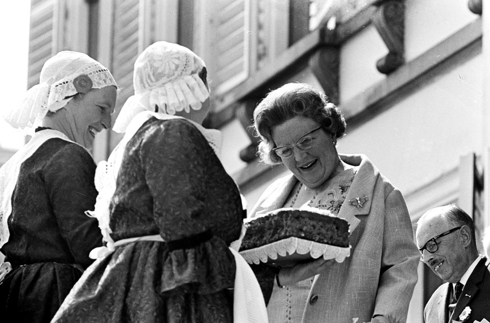 Twee meisjes in klederdracht uit Weert bieden koningin Juliana Weerter vlaaien a, Bestanddeelnr 917-7130