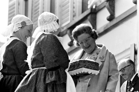 Twee meisjes in klederdracht uit Weert bieden koningin Juliana Weerter vlaaien a, Bestanddeelnr 917-7130