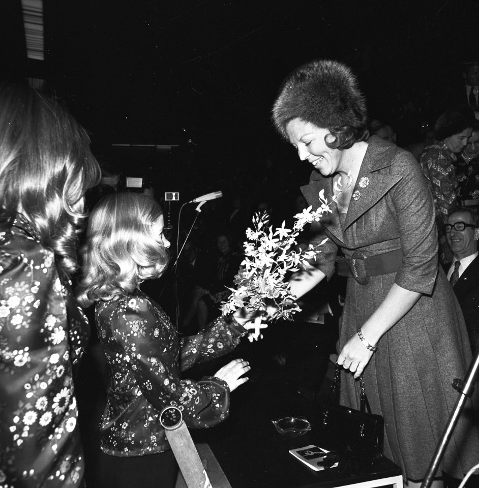 Twee meisjes bieden de prinses bloemen aan, Bestanddeelnr 926-8291
