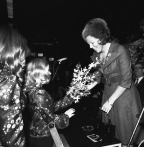 Twee meisjes bieden de prinses bloemen aan, Bestanddeelnr 926-8291