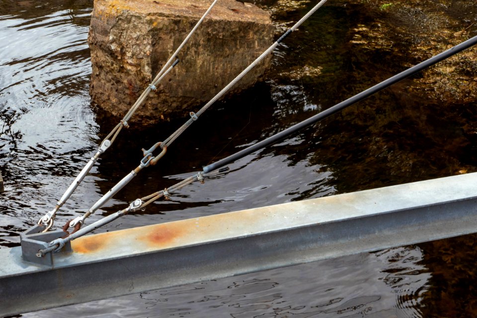 Turnbuckles on a support for a jetty 2