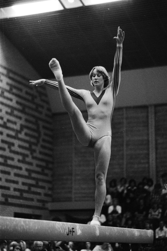 Turnen, Nederland tegen China Monique Bolleboom in actie, Bestanddeelnr 929-8630