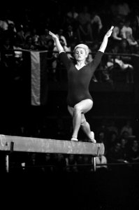 Turnen Nederland tegen Polen, Barbara Eustachiewicz op de evenwichtsbalk het hoo, Bestanddeelnr 915-1971