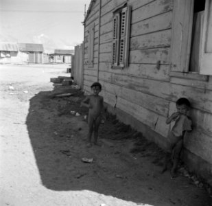 Twee naakte kinderen in San Nicolas op Aruba, Bestanddeelnr 252-7981