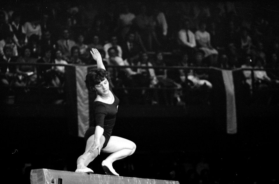 Turnen Nederland tegen Polen, Ria Rietveld op de evenwichtsbalk, Bestanddeelnr 915-1978
