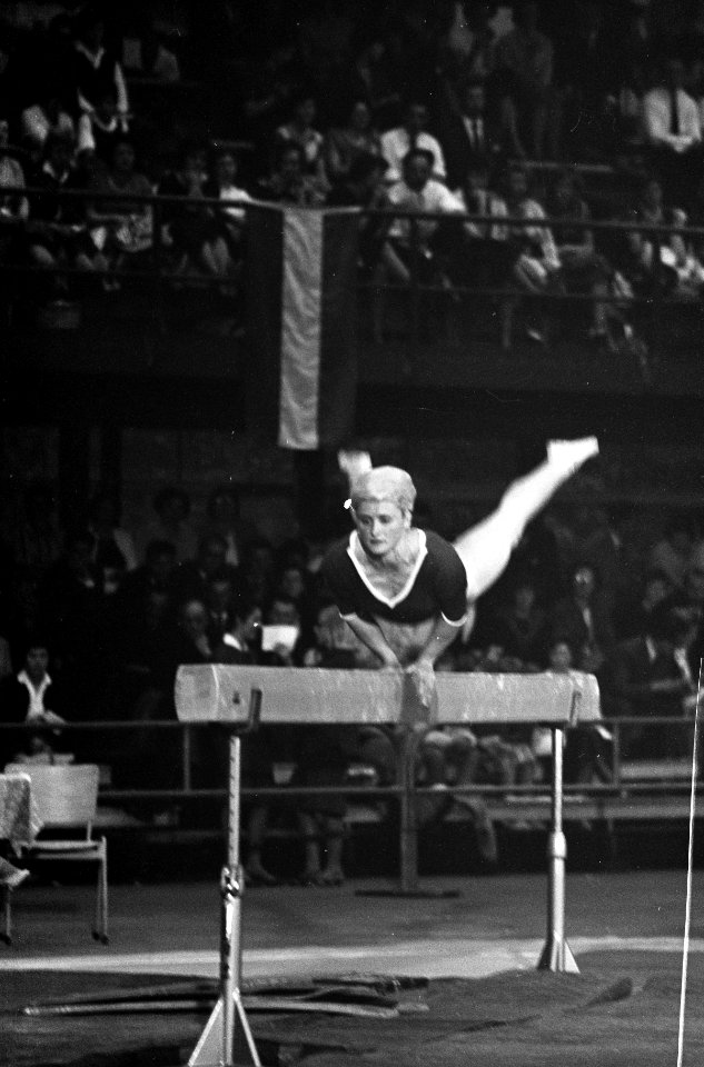 Turnen Nederland tegen Polen, Ria Rietveld op de evenwichtsbalk, Bestanddeelnr 915-1973