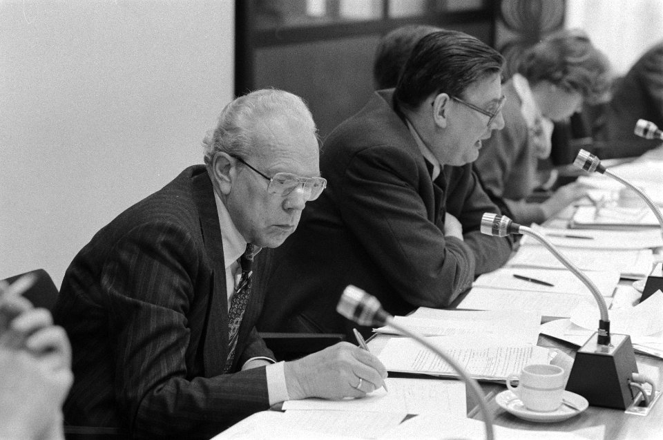 Tweede Kamer , kamerlid Van den Bergh interpelleerd Minister BuiZa over opschort, Bestanddeelnr 931-3314