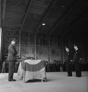 Twee Nederlandse piloten van een Mitchell bommenwerpers squadron ontvangen de Di, Bestanddeelnr 934-8678