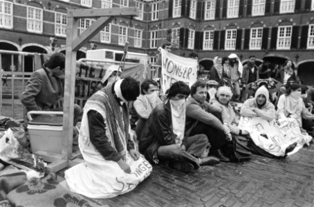 Turkse jongeren w.o. hongerstakers Vincentiuskerk demonstreren op Binnenhof tege, Bestanddeelnr 932-2165